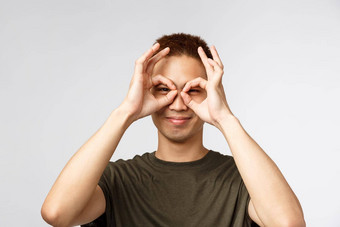 人表达式生活方式概念肖像好玩的好看的亚洲的家伙手指眼镜很高兴微笑使面具有趣的灰色背景