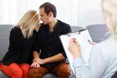年轻的夫妇问题咨询心理学家特写镜头治疗