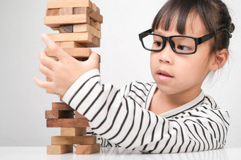 亚洲孩子们玩<strong>木块</strong>表格首页可爱的女孩有趣的玩建筑块<strong>木块</strong>塔建筑游戏玩具发展孩子们