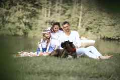 快乐家庭宠物狗野餐阳光明媚的夏天一天