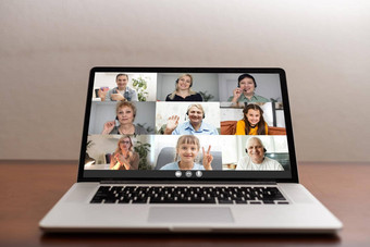 移动PC屏幕网络摄像头视图种族年龄人订婚了集团videocall视频会议现代技术容易方便在线会议概念