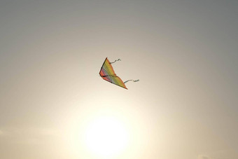 色彩斑斓的风筝飞行尾巴日落天空