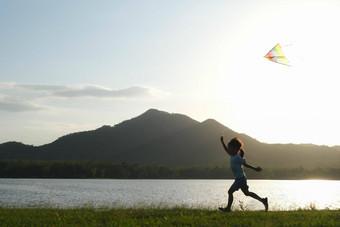 孩子玩风筝运行草地湖<strong>日</strong>落健康的夏天<strong>活动</strong>孩子们有趣的时间<strong>家庭</strong>