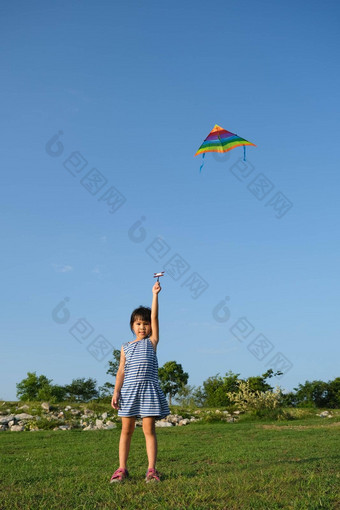 孩子玩风筝运行草地湖<strong>日</strong>落健康的夏天<strong>活动</strong>孩子们有趣的时间<strong>家庭</strong>