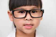 肖像微笑女孩穿眼镜医生科学服装白色背景科学家