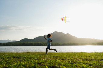 孩子玩风筝运行草地湖<strong>日</strong>落健康的夏天<strong>活动</strong>孩子们有趣的时间<strong>家庭</strong>