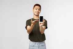 技术在线生活方式沟通概念肖像很高兴快乐的亚洲男人。介绍移动电话应用程序吹牛游戏分数显示智能手机显示
