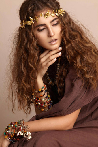 美丽的女人卷曲的长头发时尚模型健康的波浪发型配件秋天花环<strong>黄金花</strong>皇冠