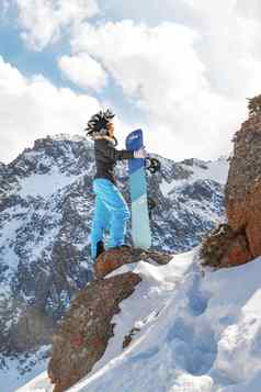自由滑雪滑雪女人莫霍克他前岩石雪山