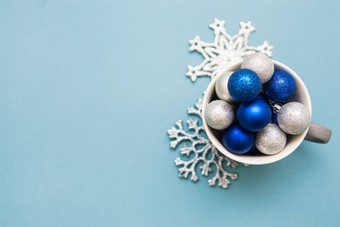 蓝色的银圣诞节球杯蓝色的背景有创意的概念圣诞节一年