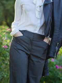 时尚的女人灰色的裤子棕色（的）皮革鞋子休闲鞋白色衬衫皮革夹克