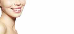 美丽的部分脸年轻的女人白色牙齿白色背景快乐微笑健康牙护理复制空间
