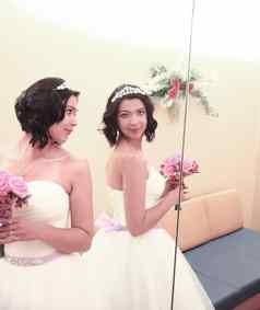 新娘新娘花束站前面镜子