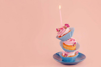 生日浆果松饼前蓝色的包装器蜡烛前飞碟粉红色的背景高质量的照片日历卡片空间文本