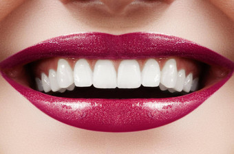 牙科美美丽的宏完美的白色牙齿时尚嘴唇红色的化妆美白牙健康治疗