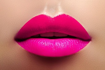 化妆品化妆明亮的口红嘴唇特写镜头美丽的女口时尚粉红色的唇化妆部分脸