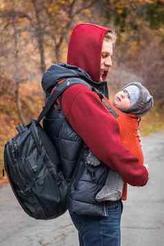 年轻的父亲婴儿人体工程学婴儿航空公司秋天徒步旅行