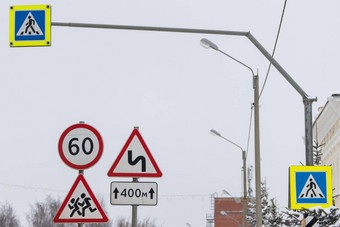 路迹象站一边一边标志<strong>超车</strong>被禁止的速度限制标志标志路转几百米行人穿越迹象晚上照明