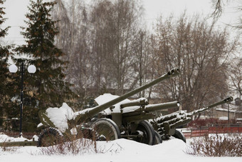 炮兵块世界战争站纪念碑英雄战争冬天覆盖雪