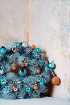 圣诞节光蓝色的花环混凝土墙背景