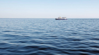 蓝色的环礁湖蓝色的天空蓝色的旅游船放松旅行海阳光明媚的夏天一天