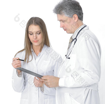 自信医生讨论病人的医疗卡