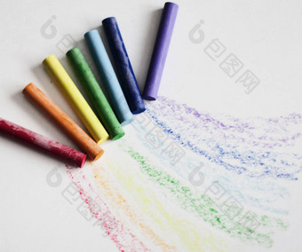 色彩斑斓的粉笔彩笔教育艺术有创意的回来学校