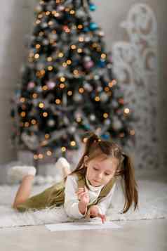 女孩写作信圣诞老人老人背景圣诞节树垂直复制空间