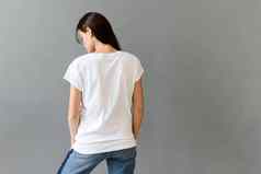 女穿白色t恤孤立的灰色的背景模型回来视图