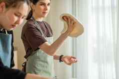 年轻的女厨师烹饪披萨厨房曲折滚面团手