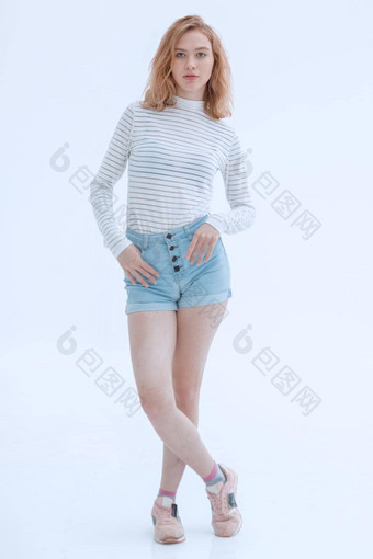 完整的增长自信模型女孩牛仔裤短裤