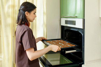 烘焙自制的饼干现代内置的烤箱首页厨房