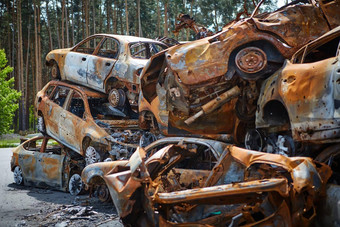 很多生锈的烧汽车irpen拍摄俄罗斯军事