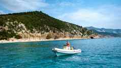 戈尔福奥罗塞伊沙丁鱼但海滩令人心寒的速度船撒丁岛意大利年轻的的家伙假期撒丁岛意大利男人。玩海洋水晶清晰的蓝色的水