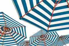海滩雨伞孤立的白色背景蓝色的白色条纹海滩阳伞夏天假期概念伞热带海滩夏天遮阳伞度假胜地装饰假期旅行