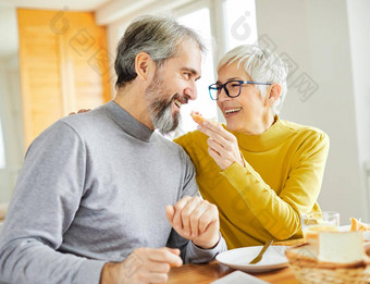 高级夫妇早餐首页食物<strong>生活方式</strong>吃表格首页男人。女人丈<strong>夫妻</strong>子家庭