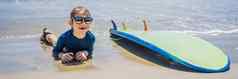 年轻的冲浪者快乐年轻的男孩海滩冲浪板横幅长格式