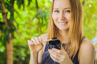 年轻的女人刷牙齿激活木炭粉刷牙美白牙齿竹子生态刷