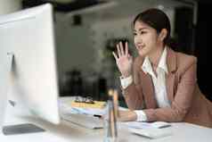 年轻的亚洲女商人工作首页虚拟视频会议会议的同事们业务人在线工作视频调用由于社会距离首页办公室