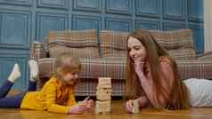 妈妈。玩木块董事会游戏女儿孩子女孩首页休闲爱好