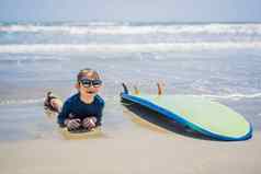 年轻的冲浪者快乐年轻的男孩海滩冲浪板