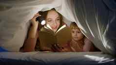 妈妈。女儿说谎床上首页羽绒被毯子阅读睡觉前故事童话