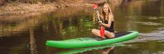 站桨董事会女人桨登机湖站快乐paddleboard蓝色的水行动拍摄年轻的女人桨董事会横幅长格式