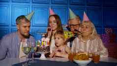 女孩庆祝生日聚会，派对父母高级爷爷奶奶家庭吹蜡烛蛋糕