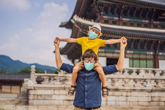 爸爸儿子游客医疗面具首尔南韩国旅行韩国概念旅行孩子们概念游客恐惧法律顾问病毒医疗戴面具的游客