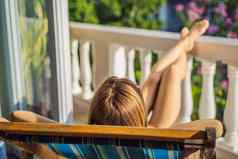 生活得平衡放松健康的质量生活生活方式夏天假期假期自由职业者女人容易休息度假胜地酒店阳台和平心