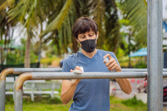 男人。<strong>消毒水</strong>平酒吧体育男人。医疗面具戏剧体育冠状病毒疫情