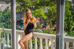 年轻的女人休息阳台板水果生活得平衡放松健康的质量生活生活方式夏天假期假期自由职业者女人容易休息度假胜地酒店阳台和平心