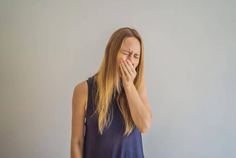 比较错误的打喷嚏防止病毒感染高加索人女人打喷嚏咳嗽手臂肘防止传播科维德冠状病毒