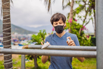 男人。<strong>消毒水</strong>平酒吧体育男人。医疗面具戏剧体育冠状病毒疫情